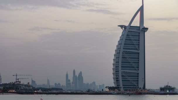 Panorama Dubaje s hotelu Burj Al Arab během a denní na noční timelapse. — Stock video