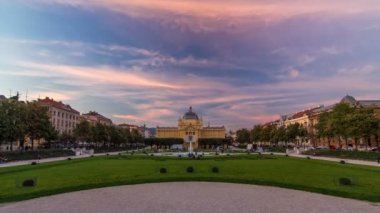 Panoramik gün gece timelapse görünümüne sanat Pavyonu Kral Tomislav Meydanı Zagreb, Hırvatistan.