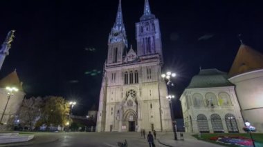 Zagreb Katedrali gece timelapse hyperlapse ve Marias ayağı denilen anıt için giriş. Zagreb, Hırvatistan