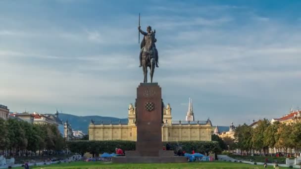 Denkmal des kroatischen Königs Tomislav Zeitraffer Hyperlapse und Kunstpavillon im bunten Park, in Zagreb, der Hauptstadt Kroatiens — Stockvideo