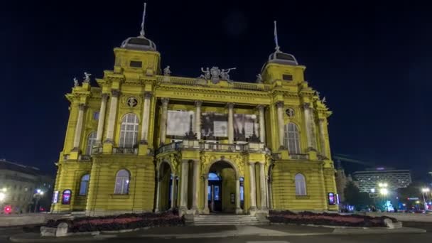 El edificio del Teatro Nacional Croata noche timelapse hiperlapso. Croacia, Zagreb . — Vídeos de Stock