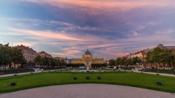 Panoramatické den noční timelapse pohled umělecký pavilon na King Tomislav square v Záhřebu, Chorvatsko. — Stock video