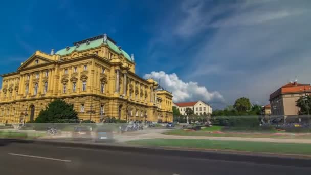 O edifício do Teatro Nacional Croata hiperlapso temporal. Croácia, Zagreb . — Vídeo de Stock