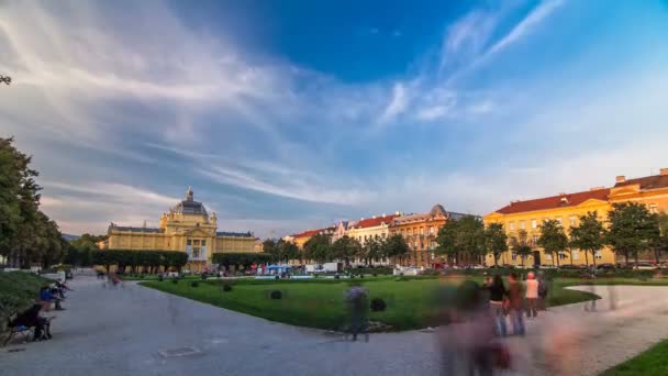 Panoramatické timelapse pohled umělecký pavilon na King Tomislav square v Záhřebu, Chorvatsko. — Stock video