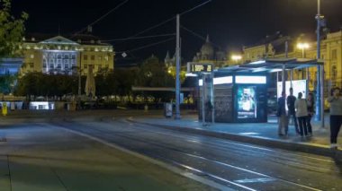 Hırvat başkenti Zagreb gece timelapse tren garının yakınında yeni modern tramvay. Zagreb, Hırvatistan