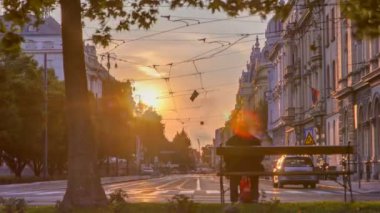 Günbatımı Hırvat başkentinde Zagreb ile sokak.