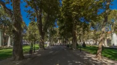 Pavilion Zrinjevac parkı timelapse hyperlapse Zagreb, Hırvatistan'ın etrafında insanlar.