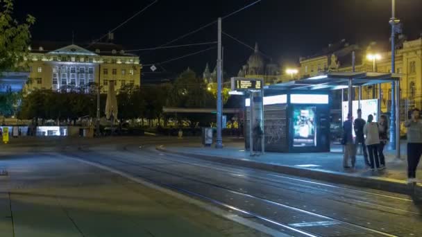 Nuevos tranvías modernos de la capital croata Zagreb timelapse noche cerca de la estación de tren. ZAGREB, CROACIA — Vídeos de Stock