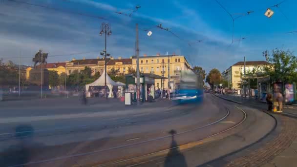 Nouveaux tramways modernes de la capitale croate Zagreb timelapse près de la gare. ZAGREB, CROATIE — Video