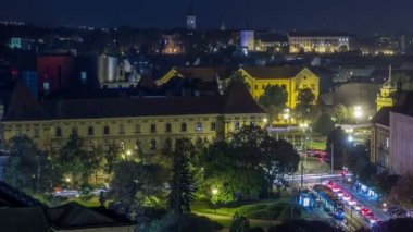 Şehir Merkezi gece timelapse Panoraması ateş üstünden gökdelen görünüm ile kavşak önünde Ulusal Tiyatro ve müze Zagreb, Hırvatistan.