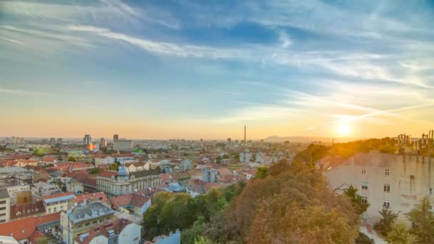 Vista aérea en el timelapse del centro de Zagreb, hora del atardecer, capital de Croacia . — Vídeos de Stock