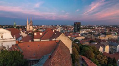 Kaptol ve Katolik katedral gün gece timelapse Merkezi Zagrep, Hırvatistan, panoramik görünümü için