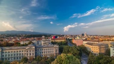 Şehir Merkezi timelapse Panoraması ateş üstünden gökdelen görünüm ile kavşak önünde Ulusal Tiyatro ve müze Zagreb, Hırvatistan.