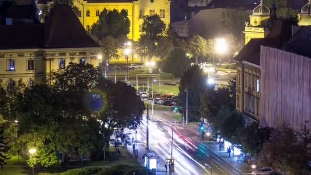 Panorama miasta centrum noc timelapse strzelać od najwyższego drapacza chmur celu przecięcie naprzeciwko Teatru Narodowego i Muzeum w Zagreb, Chorwacja. — Wideo stockowe