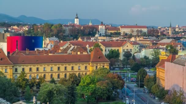 Panorama du centre-ville timelapse tirer du haut du gratte-ciel avec une vue sur l'intersection en face du théâtre national et musée à Zagreb, Croatie . — Video
