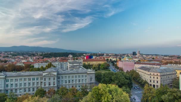 Panorama města centrum timelapse střílet z vrcholu mrakodrapu s ohledem na křižovatce před Národní divadlo a muzeum v Záhřebu, Chorvatsko. — Stock video