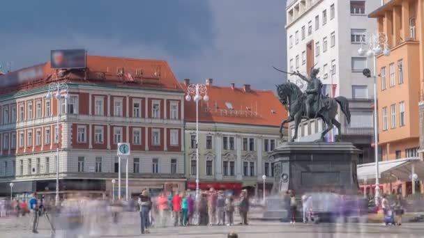 Central city plein Trg bana Jelacica timelapse en verbod Jelacic monument in Zagreb, Kroatië. — Stockvideo