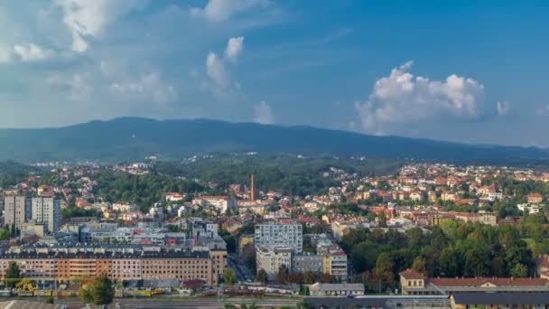 城市中心游戏中时光倒流的萨格勒布，克罗地亚，与现代和历史建筑，在背景上的山的全景. — 图库视频影像