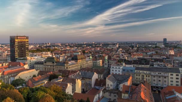 Panorama do centro da cidade timelapse, Zagreb capital da Croácia, com edifícios de correio, museus e catedral à distância . — Vídeo de Stock