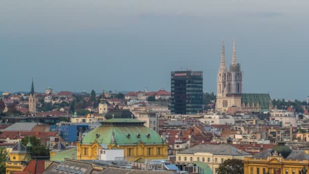 Catedral de Zagreb capital de Croacia y rascacielos moderno con un panorama de la ciudad vieja día a noche timelapse — Vídeo de stock