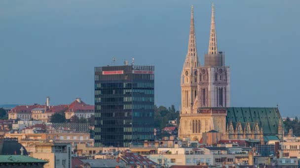 Кафедральный собор Загреба и современный небоскреб со старинной панорамой города — стоковое видео