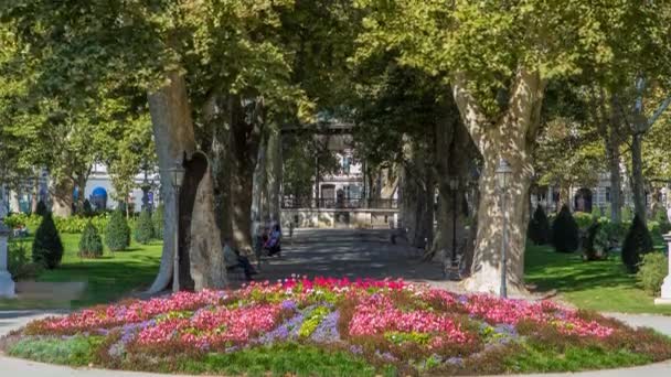 Gente alrededor del pabellón en Zrinjevac parque timelapse en Zagreb, Croacia . — Vídeo de stock