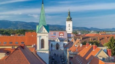 St. Mark Kilisesi timelapse ve Parlamento Binası Zagreb, Hırvatistan.