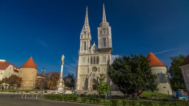 Hiperlapso del lapso de tiempo de la catedral de Zagreb y monumento llamado pilar de Marías. ZAGREB, CROACIA — Vídeo de stock