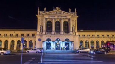 İnsanların önünde Main Railway Station gece timelapse hyperlapse, Hırvat Demiryolları ağının ana hub Tomislav meydanında. Zagreb, Hırvatistan