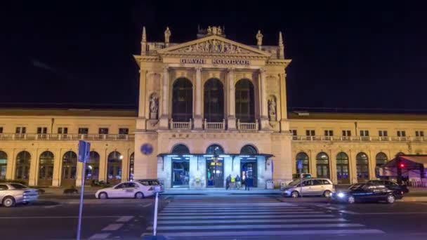 Mensen op het plein van Tomislav voor Main Railway Station nacht timelapse hyperlapse, belangrijkste hub van Kroatische spoorwegen netwerk. Zagreb, Kroatië — Stockvideo