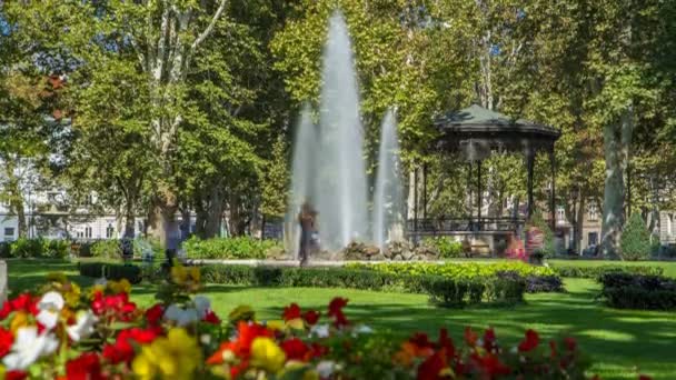 Фонтани в Зріневац timelapse, один із найстаріших парків в місті. Загреб, Хорватія — стокове відео