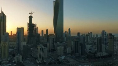 Gün batımında Kuveyt manzarası. Gökten ateş Kuveyt ünlü bazı yerlerde