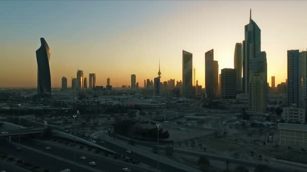 Kuwait skyline al atardecer. Algunos lugares famosos en Kuwait disparando desde el cielo — Vídeos de Stock
