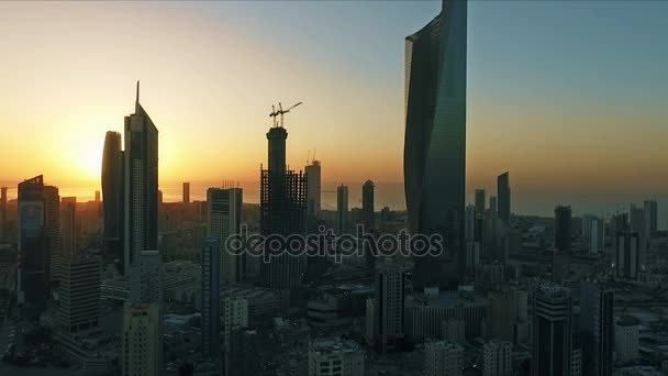 O horizonte do Kuwait ao pôr-do-sol. Alguns lugares famosos no Kuwait atirando do céu — Vídeo de Stock