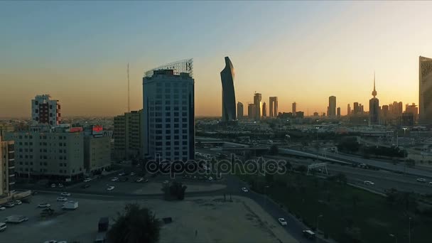 Кувейт skyline на заході сонця. Деякі відомі місця в Кувейті зйомки з неба — стокове відео