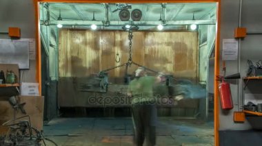Bir traktör gövde ve motor koruyucu giysiler timelapse ve siyah boya püskürtme otomatik ressam