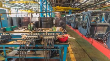 Konveyör derleme sahne traktör fabrikası timelapse, gövdesi
