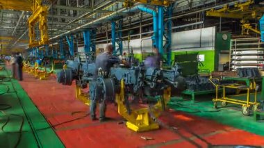 Konveyör derleme sahne traktör fabrikası timelapse, gövdesi