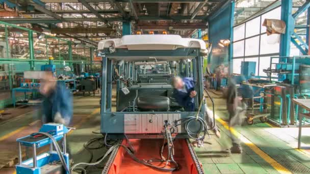 Transportband montering steg kroppen av traktor på fabriken timelapse — Stockvideo