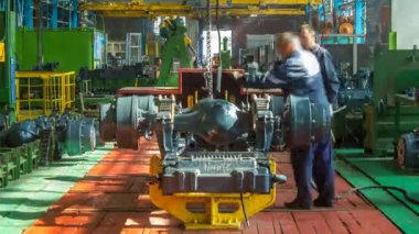 Konveyör derleme sahne traktör fabrikası timelapse, gövdesi
