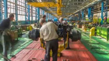 Konveyör derleme sahne traktör fabrikası timelapse, gövdesi