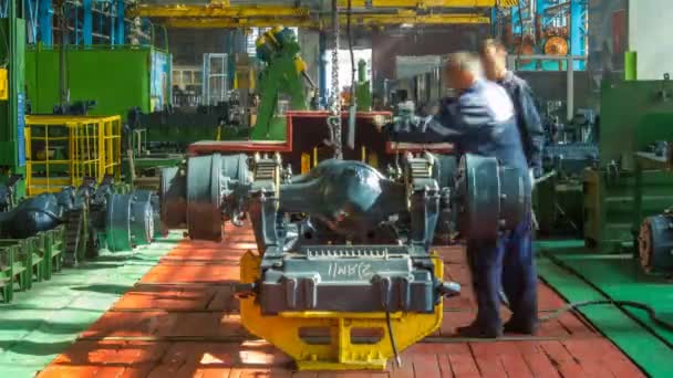 输送机装配阶段身体的拖拉机在工厂游戏中时光倒流 — 图库视频影像