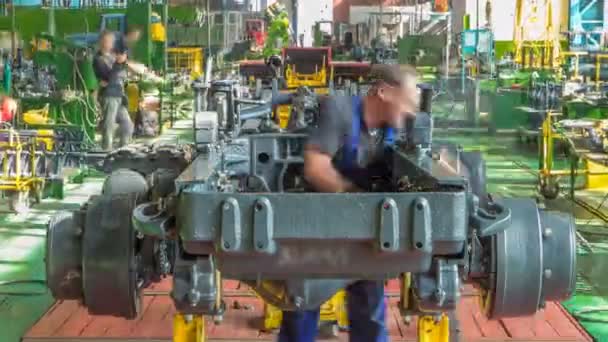 Etapa de montaje del transportador el cuerpo del tractor en el timelapse de fábrica — Vídeo de stock