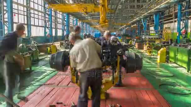 Fase de montagem do transportador o corpo do trator na timelapse da fábrica — Vídeo de Stock