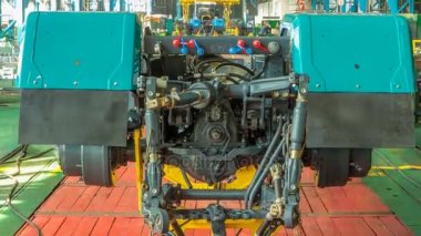 Konveyör derleme sahne traktör fabrikası timelapse, gövdesi