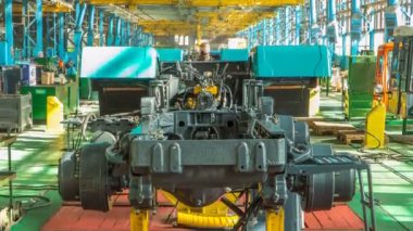 Konveyör derleme sahne traktör fabrikası timelapse, gövdesi