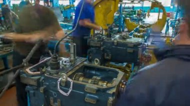 Traktör fabrikası timelapse fabrika üretim hattında traktör motoru monte