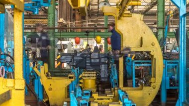 Traktör fabrikası timelapse fabrika üretim hattında traktör motoru monte