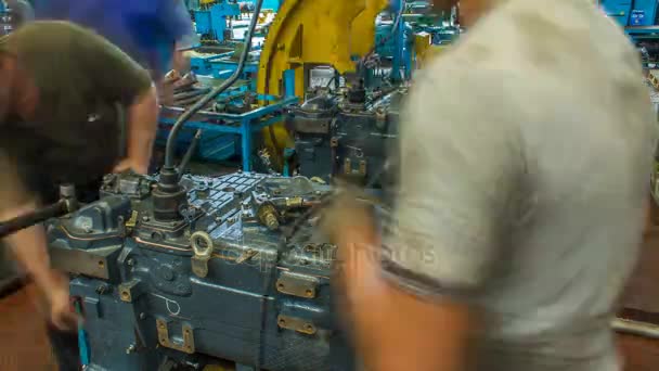 Montage des Traktormotors auf dem Produktionsband der Traktorfabrik im Zeitraffer — Stockvideo