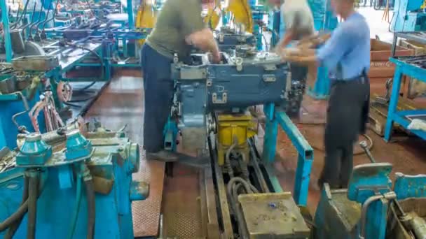 Motor tractor montado en la línea de producción de fábrica en el timelapse de fábrica del tractor — Vídeo de stock